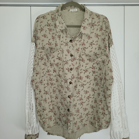 POL Tops - POL Med- EUC- Sage Green With Delicate Floral Print, Cream Crocheted Sleeves